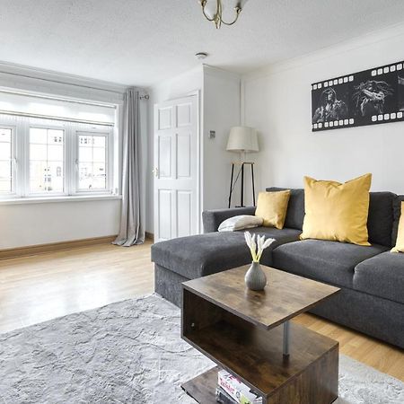 Liverpool Home With Free Parking West Derby Eksteriør bilde